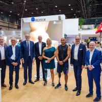 Gruppenfoto auf der OTWorld an einem Messestand, unter den Teilnehmenden sind Personen mit Prothesen und Vertreter der Branche. Gruppenfoto auf der OTWorld an einem Messestand, unter den Teilnehmenden sind Personen mit Prothesen und Vertreter der Branche.