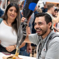 Eine Person hält eine Beinprothese in der Hand.  Eine Person hält eine Beinprothese in der Hand.