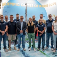 Gruppenbild vor einem Transparent zu den Paralympischen spielen Paris 2024 Gruppenbild vor einem Transparent zu den Paralympischen spielen Paris 2024