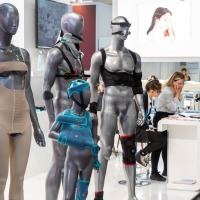 Ausstellungsstand auf der OTWorld mit futuristisch gestalteten Schaufensterpuppen, die orthopädische und medizinische Hilfsmittel präsentieren. Ausstellungsstand auf der OTWorld mit futuristisch gestalteten Schaufensterpuppen, die orthopädische und medizinische Hilfsmittel präsentieren.