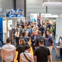 Gut besuchter Ausstellungsbereich auf der OTWorld mit dichtem Besucherfluss zwischen den Ständen, unter anderem von Varioxx, Myomo und Exxomove Gut besuchter Ausstellungsbereich auf der OTWorld mit dichtem Besucherfluss zwischen den Ständen, unter anderem von Varioxx, Myomo und Exxomove