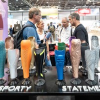 Individuell gestaltete Prothesenverkleidungen in sportlichen und auffälligen Designs auf der OTWorld. Individuell gestaltete Prothesenverkleidungen in sportlichen und auffälligen Designs auf der OTWorld.