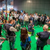 Interessierte Zuhörerinnen und Zuhörer verfolgen eine Präsentation. Interessierte Zuhörerinnen und Zuhörer verfolgen eine Präsentation.